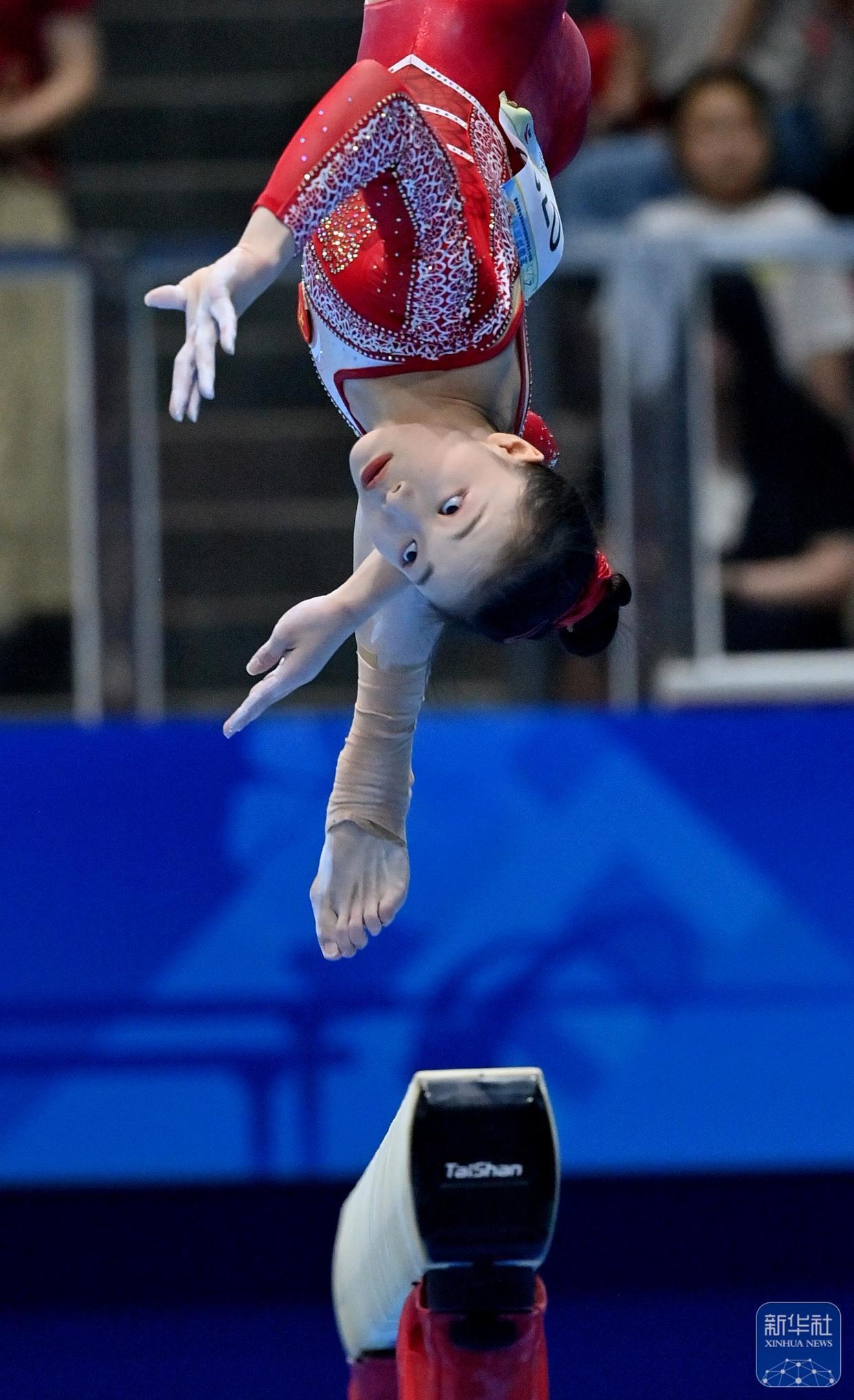 体操选手优雅表现,获得观众喝彩 体操选手优雅表现,获得观众喝彩