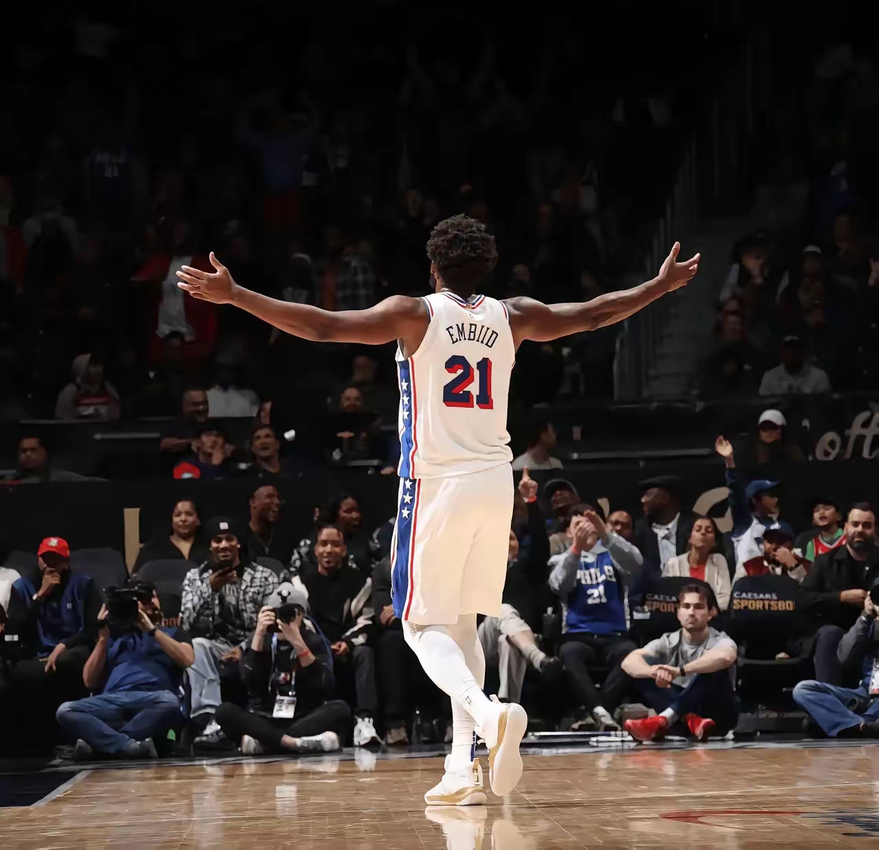 快船横扫爵士,恩比德惊艳世界 快船横扫爵士,恩比德惊艳世界