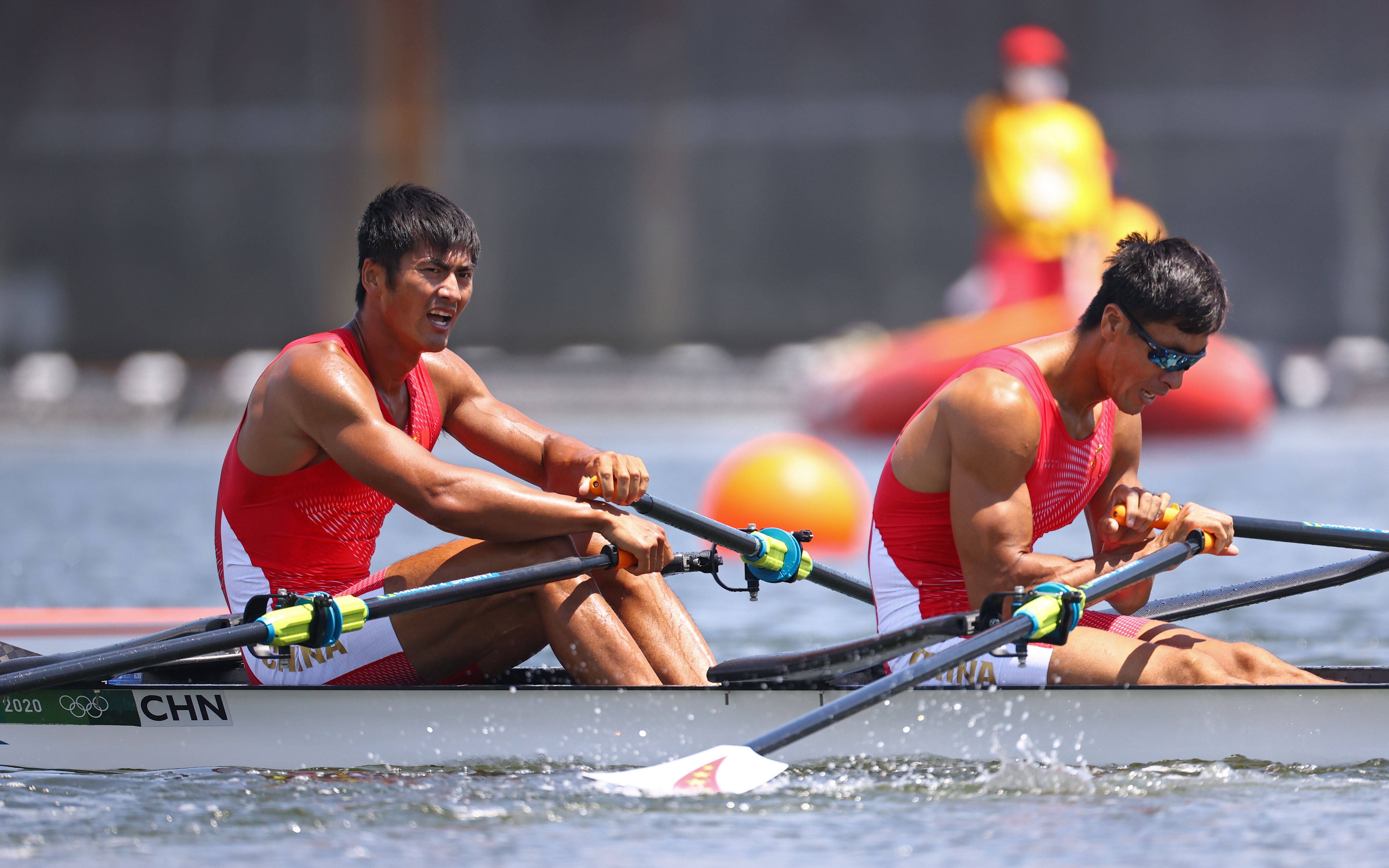 包含赛艇选手划桨出击，奋勇争先的词条