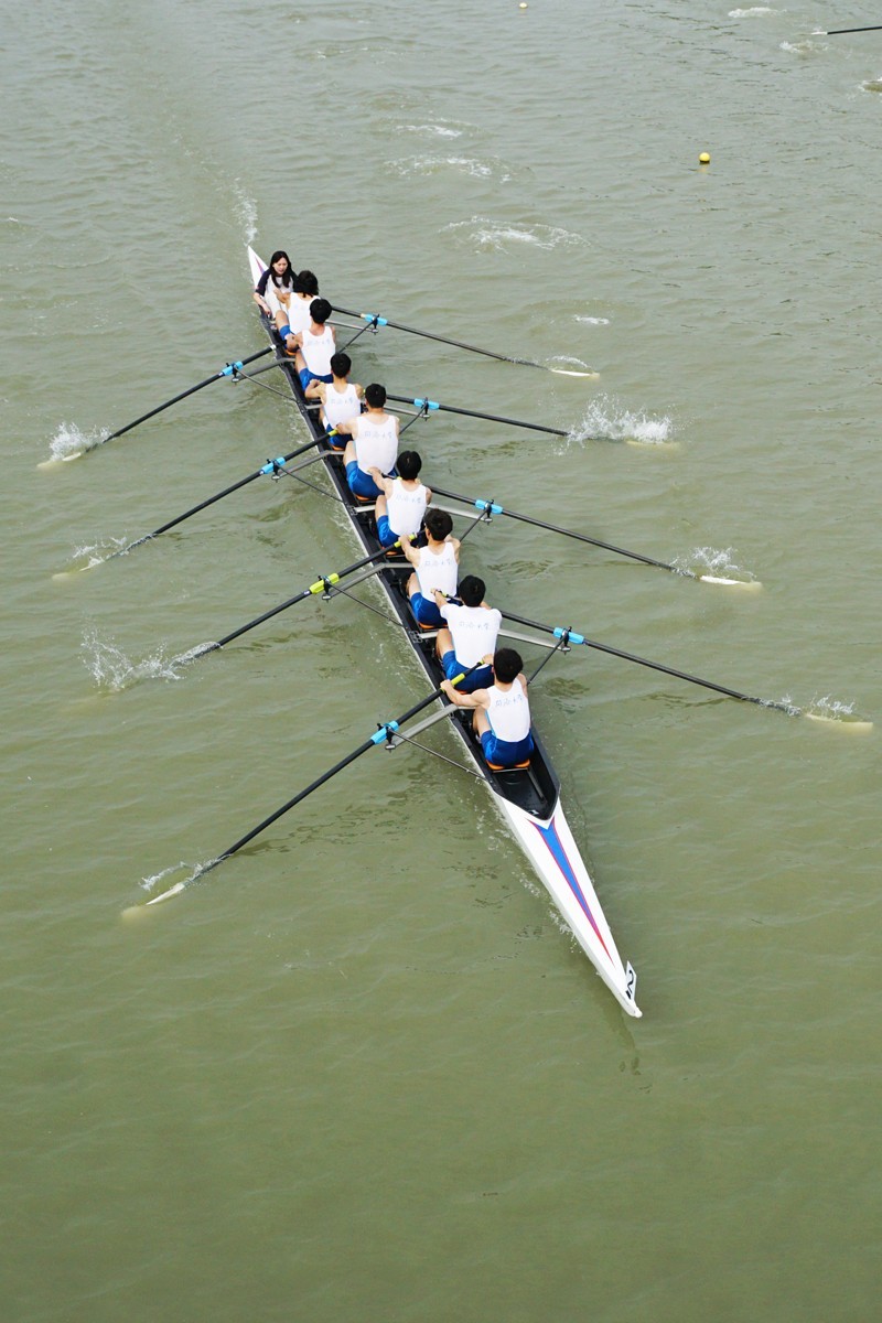 包含赛艇选手划桨出击，奋勇争先的词条