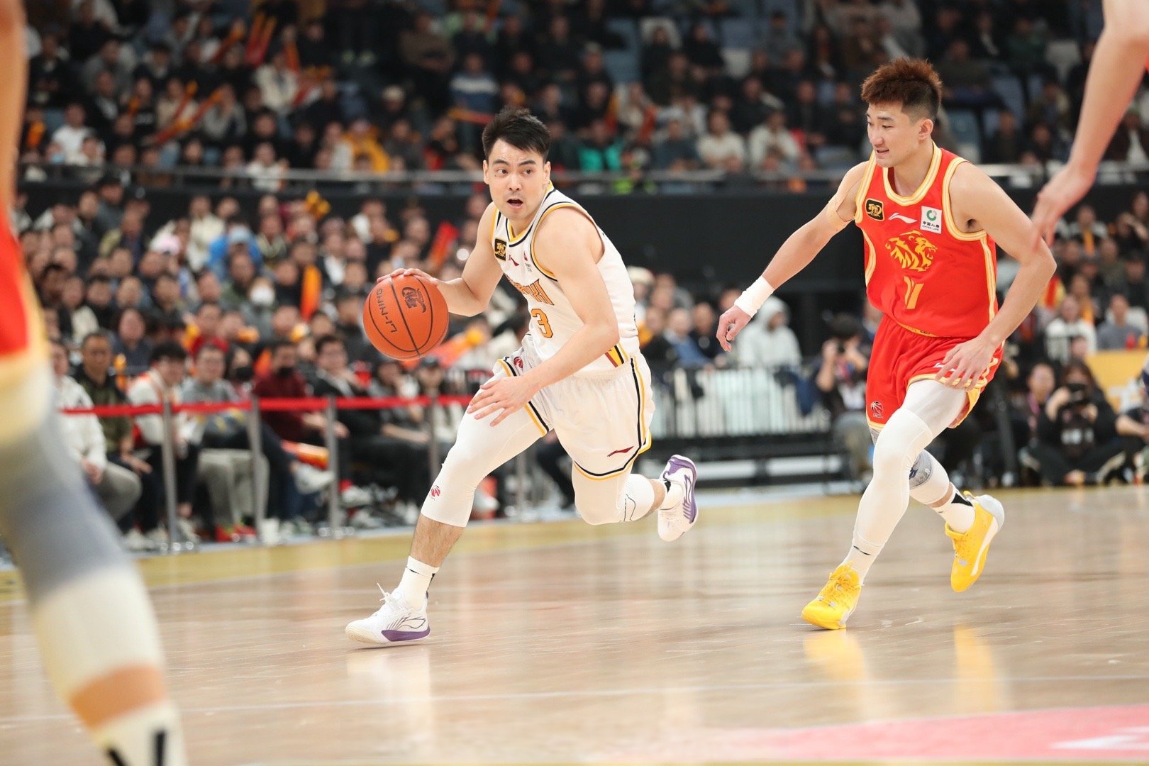 包含实力悬殊球队角逐，篮球赛场上绽放精彩的词条