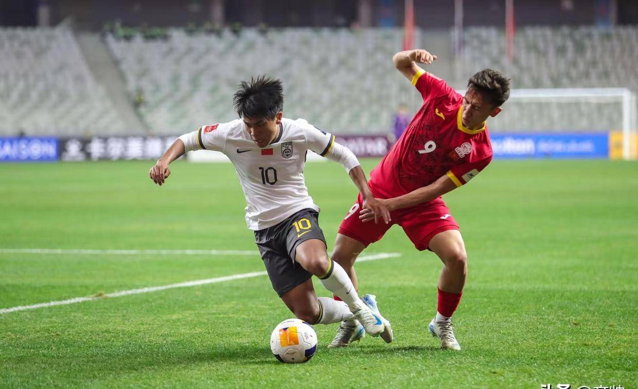 艰难比赛中取胜，球队展现不畏艰难的精神