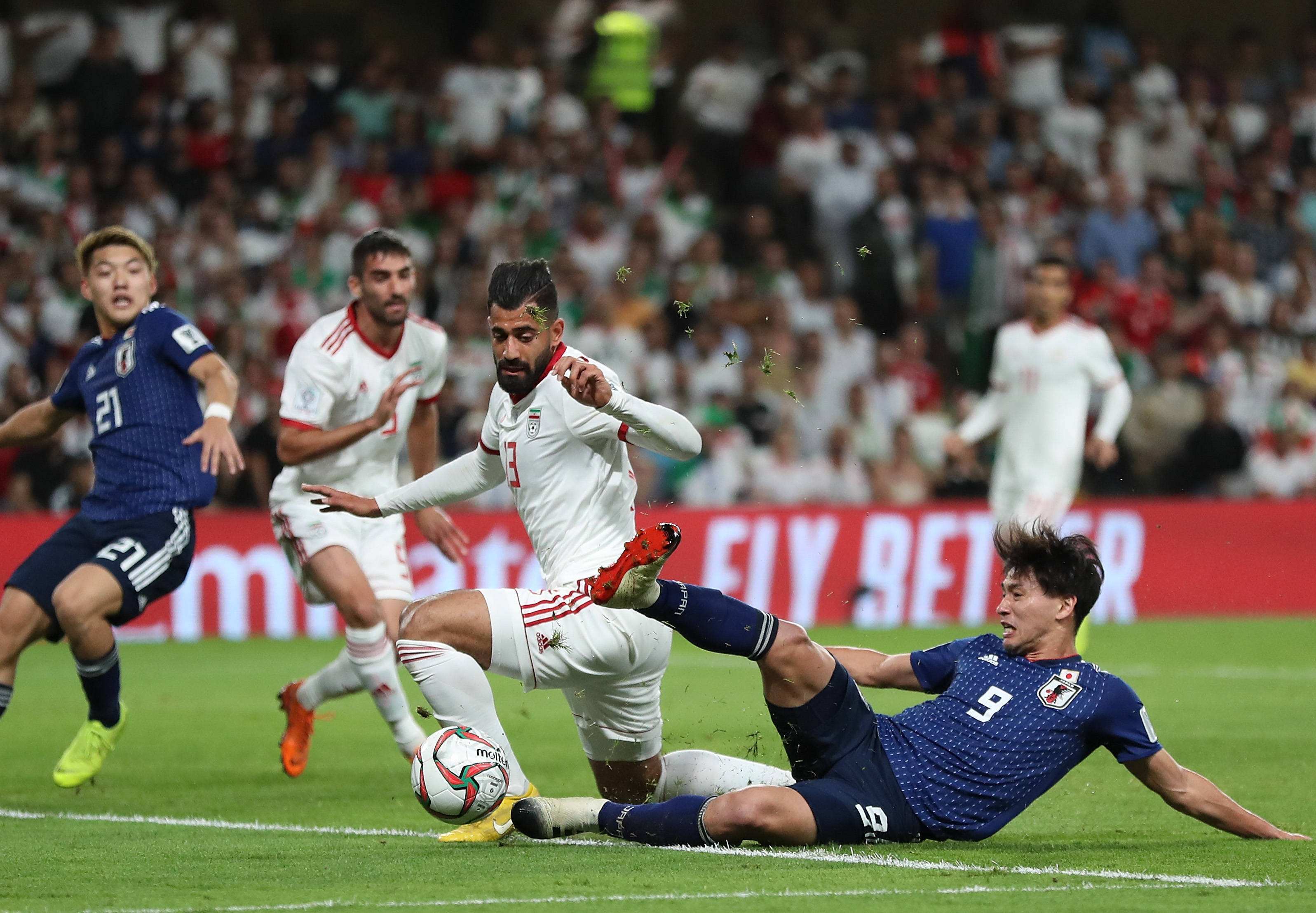 一场国际足球赛事引发了球员们的热血