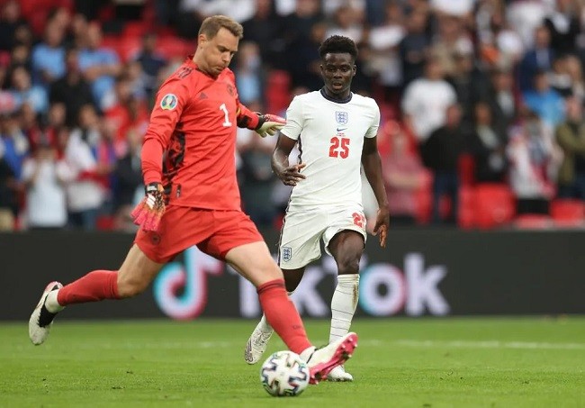 包含德国完胜英格兰，阿什拉夫统治全场的词条