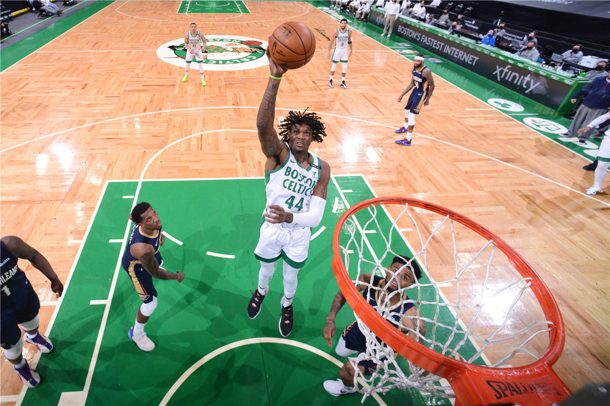 关于凯尔特人B队血洗鹈鹕，萨姆·米切尔送出助攻的信息